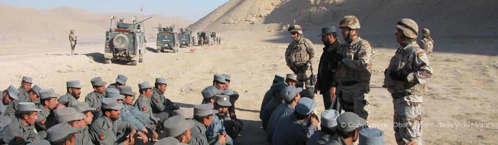 Miembros de la ASPFOR XXVII instruyendo a miembros de la policía nacional afgana